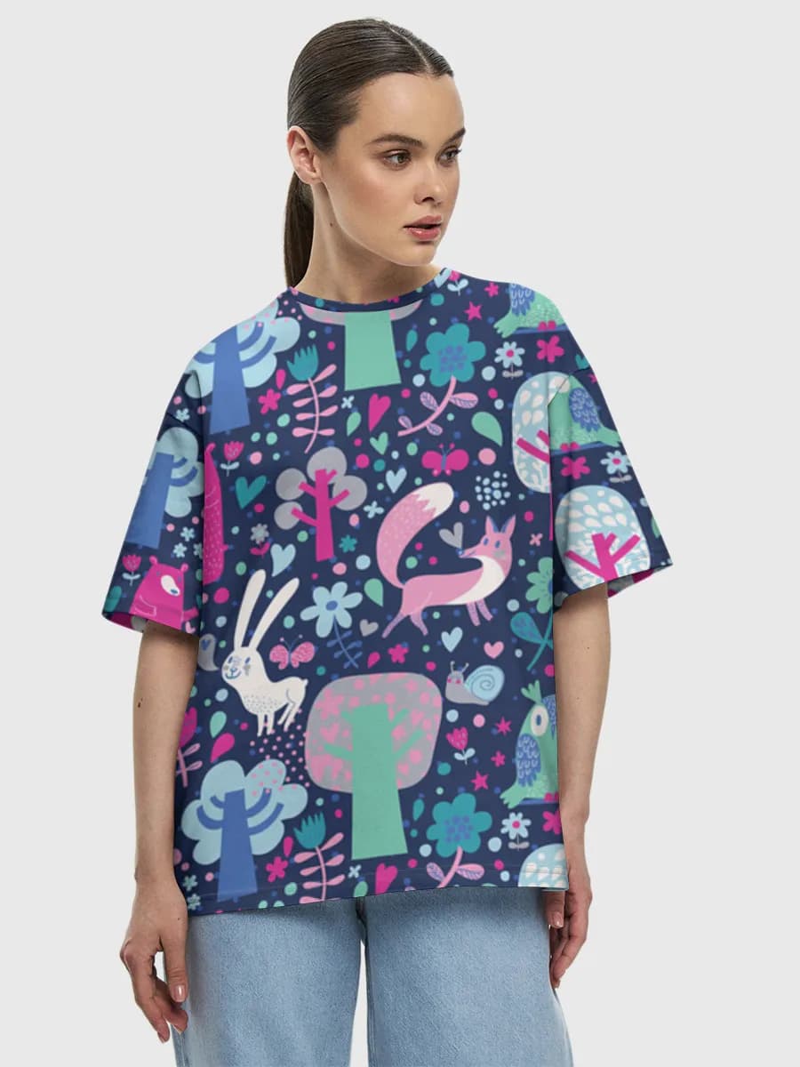 Whimsical Woodland Friends — Women's oversized cotton T-shirt with all-over print, Bosque theme