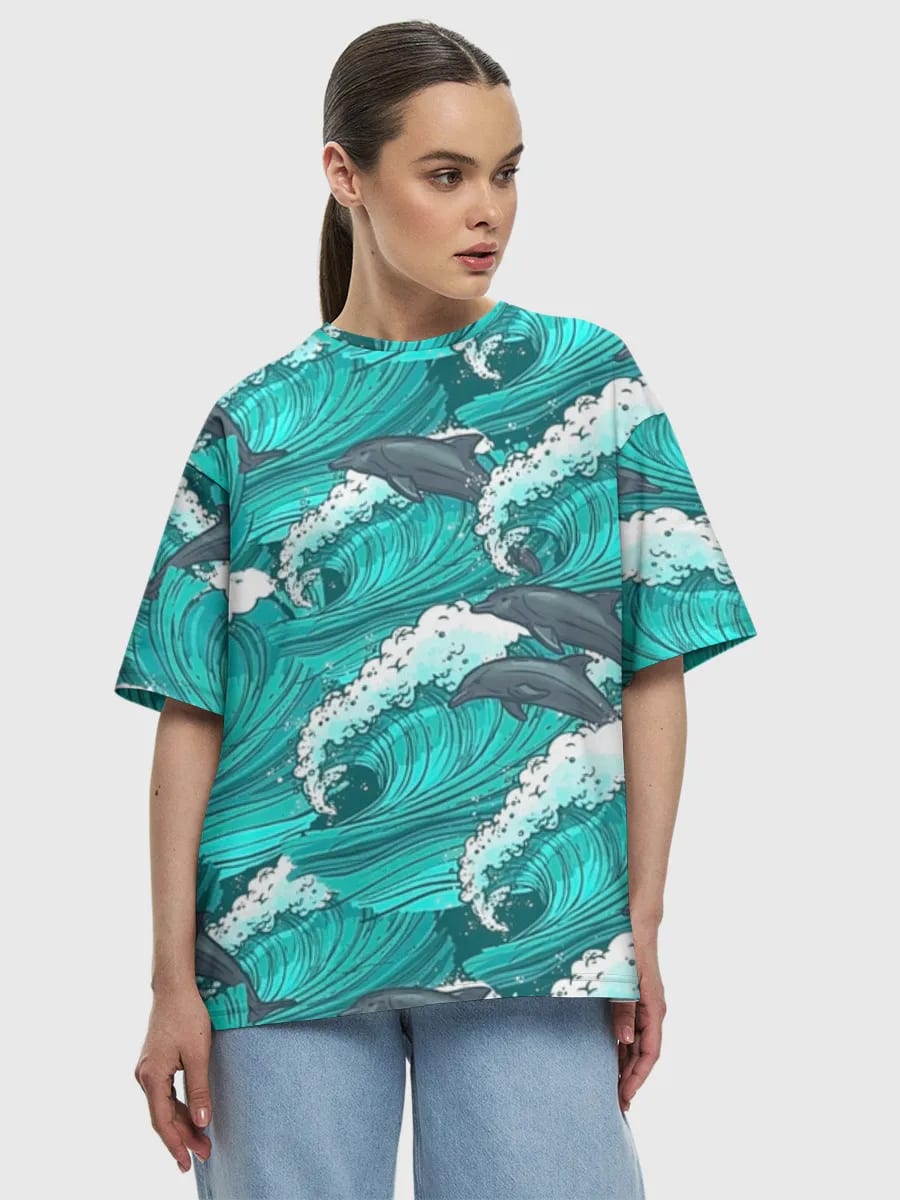 Delfines en las olas del océano