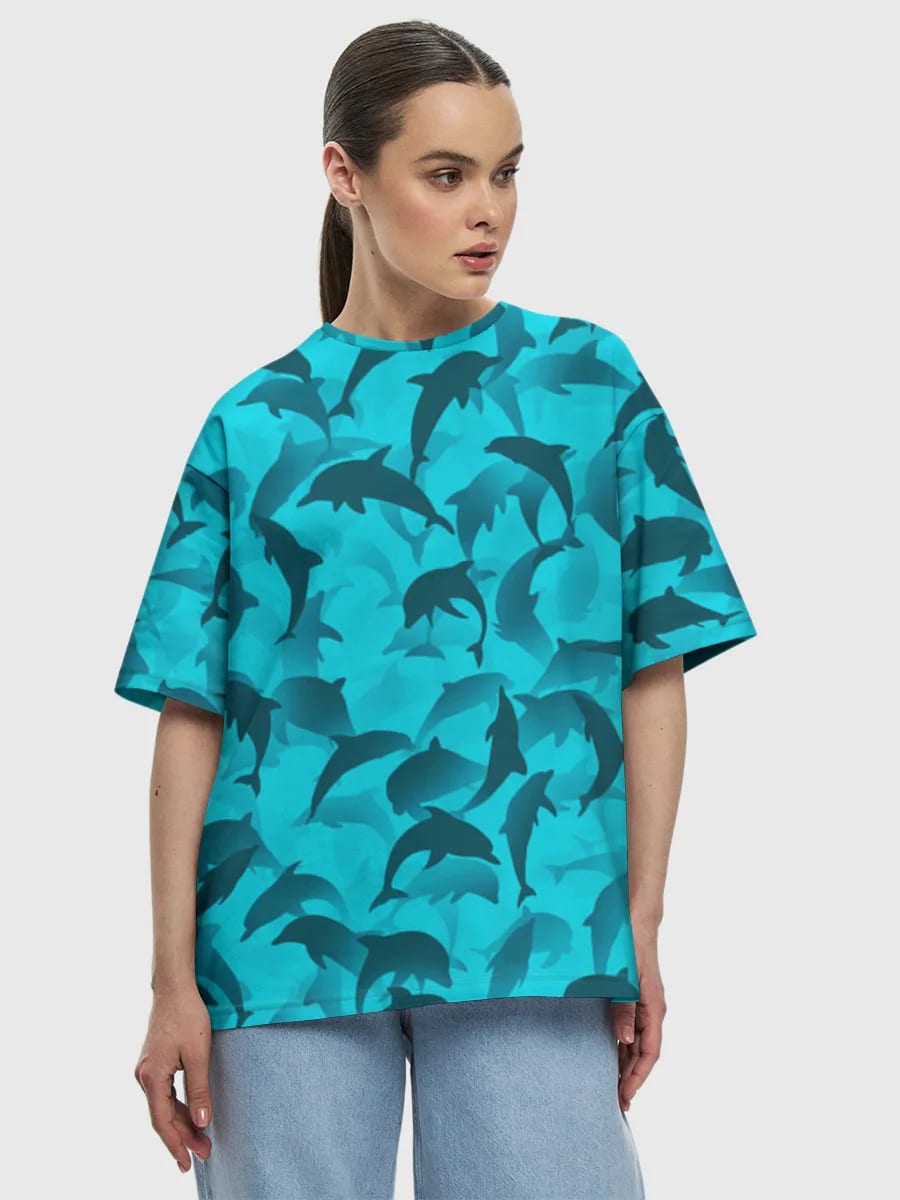 Siluetas de delfines en el océano