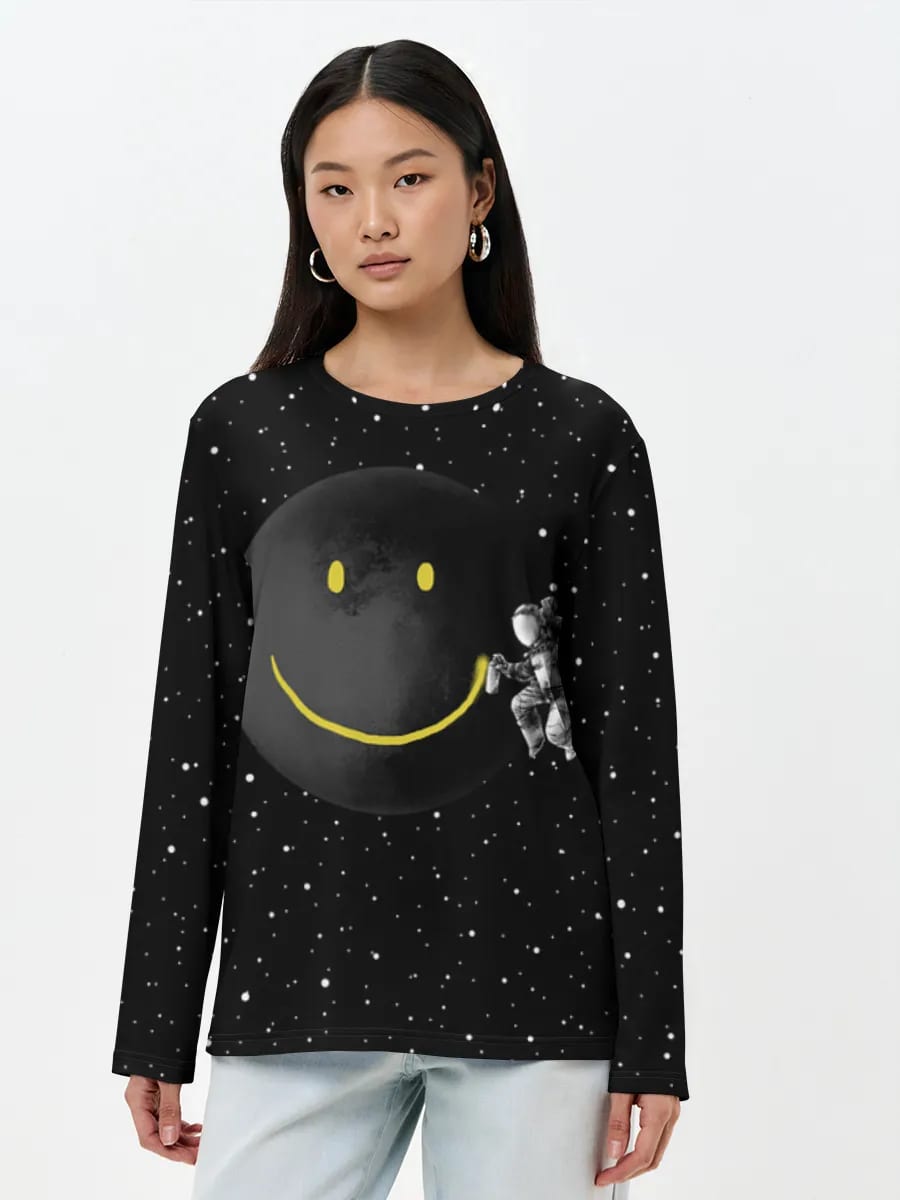 Astronauta pintando una luna sonriente