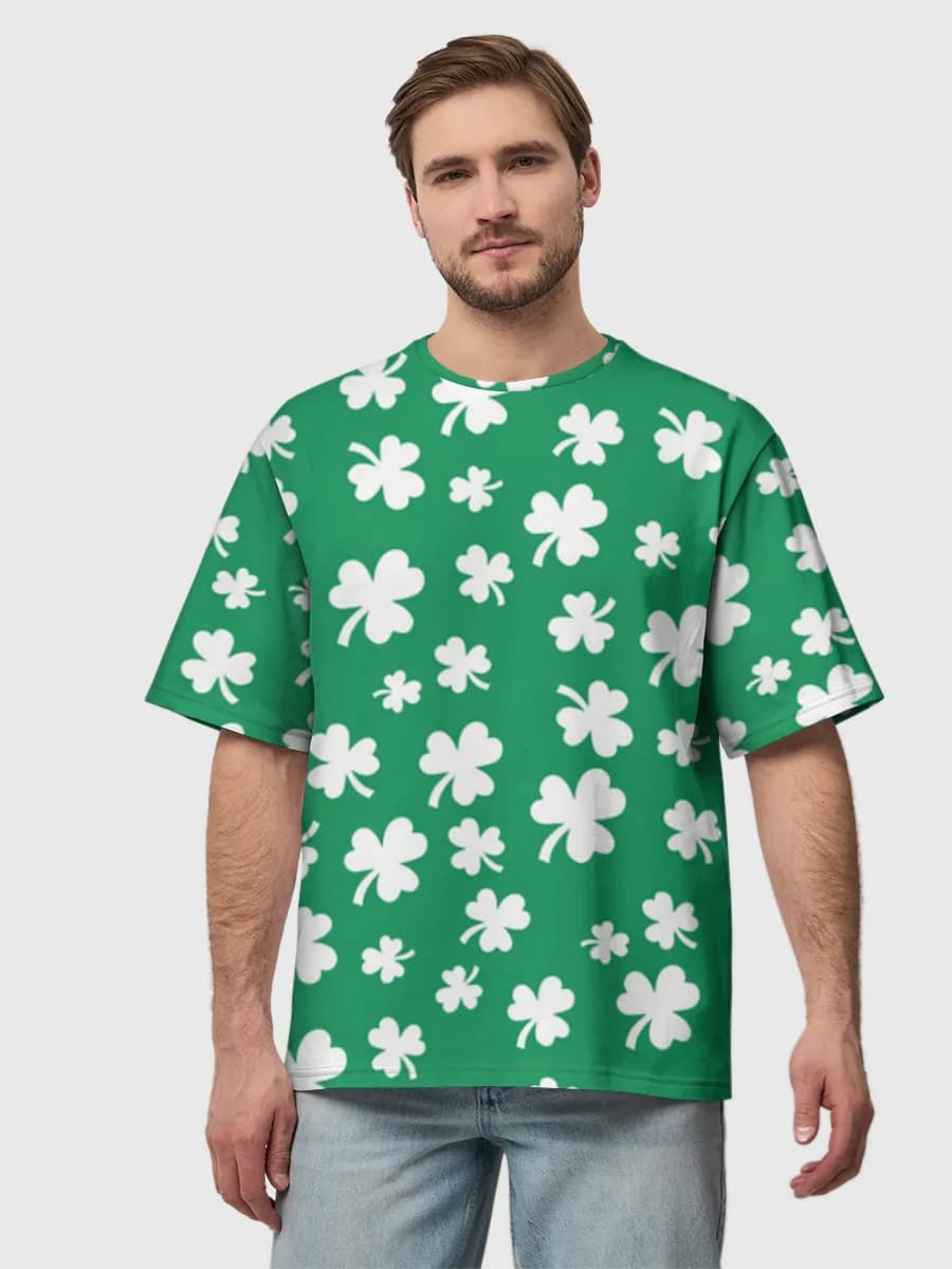 Lucky Shamrock Scatter — Men's oversized cotton T-shirt with all-over print, Trébol theme