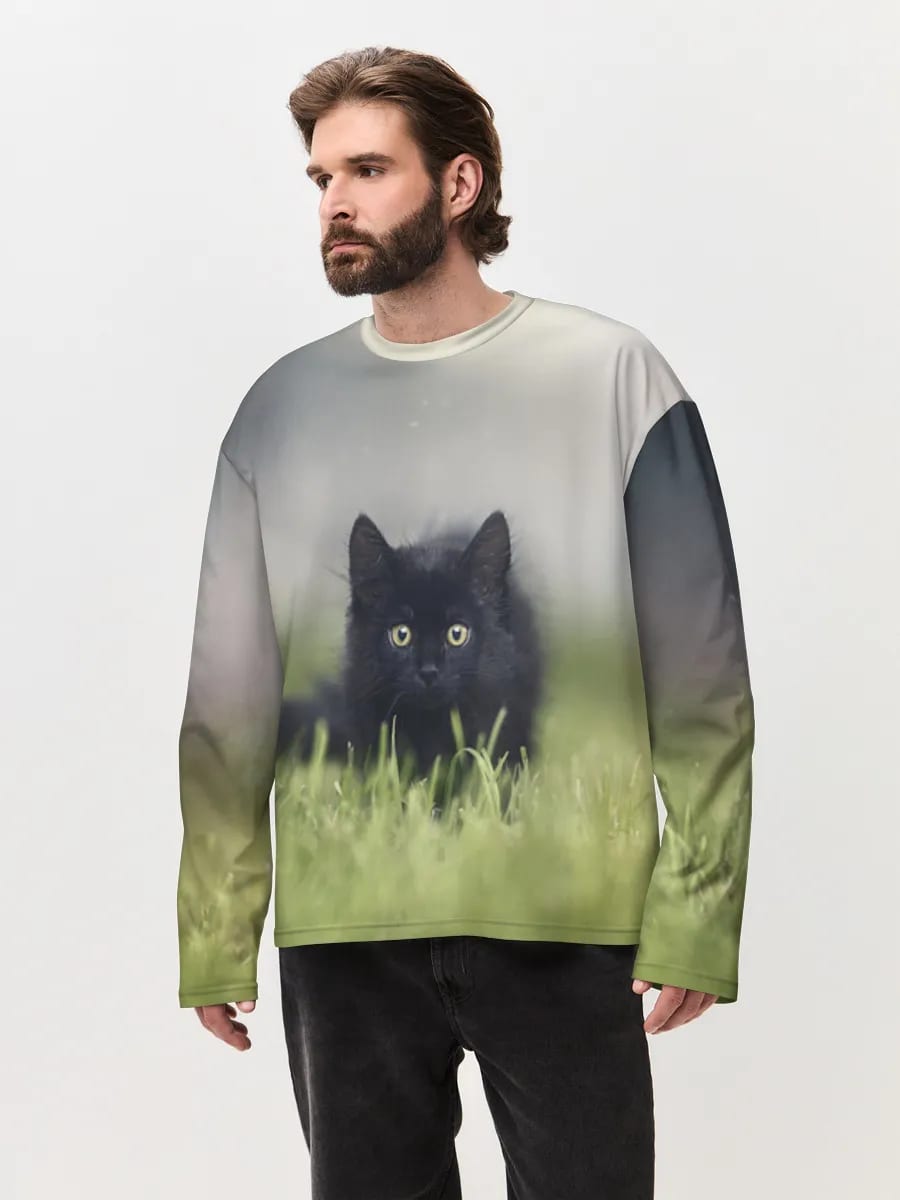 草の中の黒い子猫